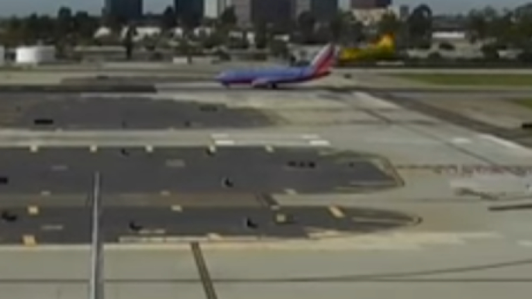 Видео показва опасния полет на Харисън Форд на летище в Калифорния