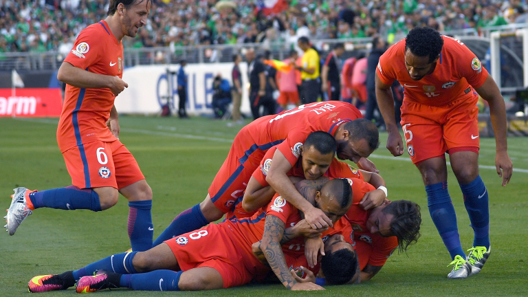 С четири гола на Варгас Чили се саморазправи с Мексико