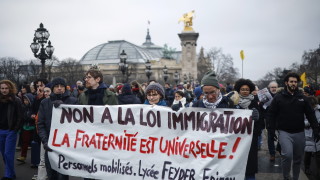Десетки хиляди хора протестираха в цяла Франция в неделя за