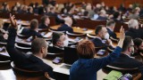 С аплаузи управляващите искат оставката на Иван Гешев