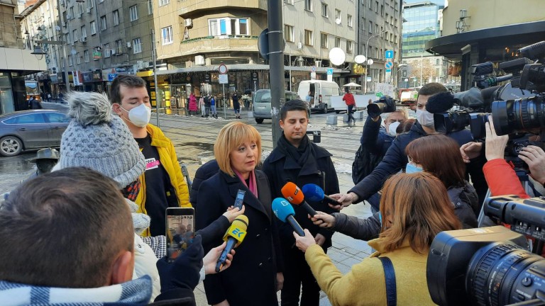 Защо удължават мандатите на ръководствата на БНТ и на БНР, запита Манолова