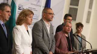 Интересен полусъвместен брифинг в кулоарите на парламента придружен с остри