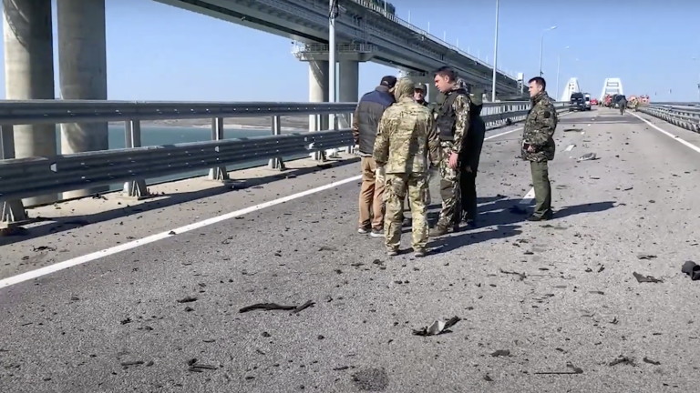 Движението на автомобили по Кримския мост е временно блокирано. Това
