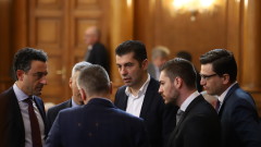 Шахматни комбинации и покани за охлаждане на страстите навън заради дневния ред на НС