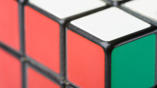 Гинес рекорд за редене на кубчето на Рубик, жонглирайки