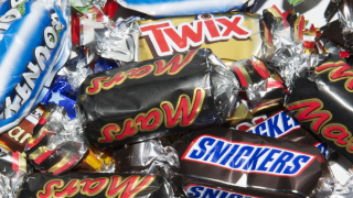 Snickers и Mars били опасни за здравето, изтеглят ги от пазара в Германия 