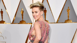 Скарлет Йохансон и Колин Джост който е ко водещ в шоуто Weekend