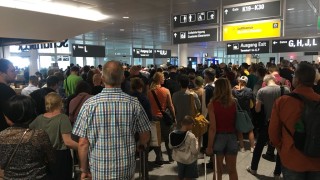 Властите на летището в Мюнхен временно са затворили терминал 2