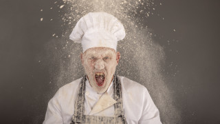 Ресторантьор от Австрия е нагрубил и хвърлил храна по лицата