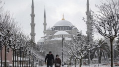 Снегът блокира Атина и Истанбул