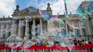 Ученици се събраха пред германския парламент в Берлин и образуваха