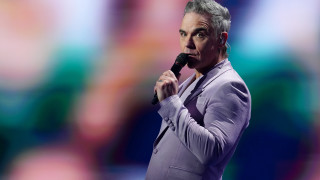 Роби Уилямс е британски певец и шоумен станал известен като