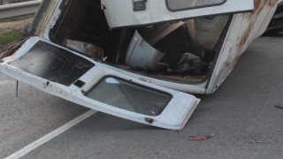 Бременна жена пострада при удар на два микробуса на пътя