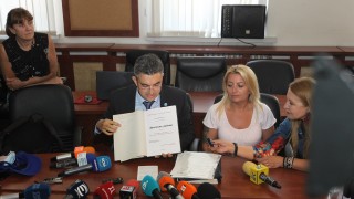 Пламен Николов се застрахова и показа дипломите си