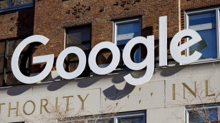 Защо акциите Google изостават от тези на останалите технологични компании?