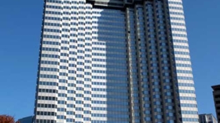 Уникално! В Япония събориха небостъргач, като го СВИХА (ВИДЕО)
