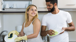 Равноправни ли са половете, когато се опре до миенето на чиниите?