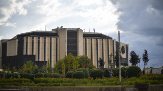 Две 12 годишни момчета са надраскали фасадата на НДК съобщава БНТ Поредният