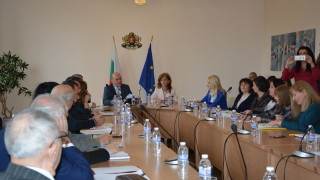 Осигуряват личен асистент на над 30 000 души