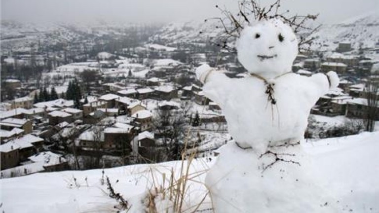 Снегът затваря училища в Северна Гърция
