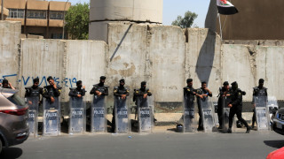 Хиляди привърженици на шиитския духовник Моктада ал Садр проникнаха в