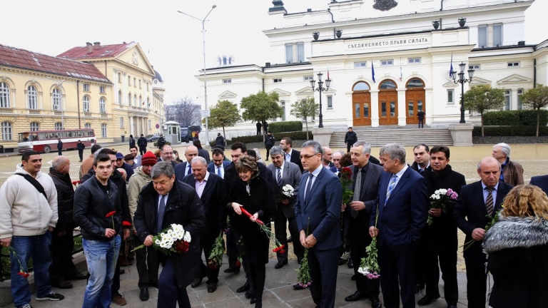 БСП "посрещнаха" Давутоглу, отдавайки почит на загиналия руски пилот