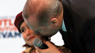 Ердоган успокоява момиче с почести, ако загине в битка