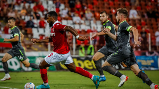 Родното футболно първенство се подновява днес а лидерът в първенството