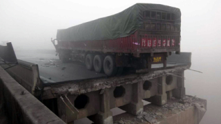 Камион с фойерверки взриви магистрала в Китай 