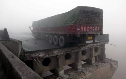 Камион с фойерверки взриви магистрала в Китай 