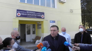 Здравният министър Костадин Ангелов очаква масовата ваксинация която беше спряна