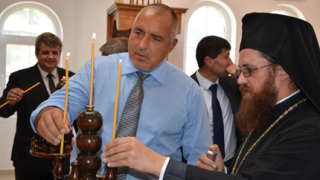 Антихристи ни управляваха, ядосва се Борисов, палейки свещи
