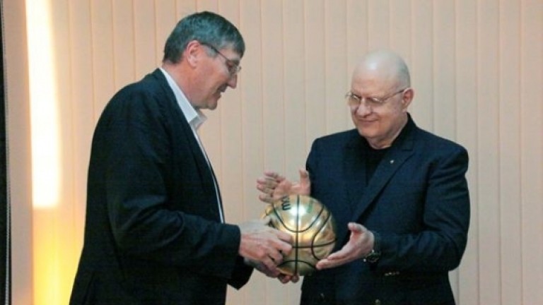 Георги Глушков връчи на Александър Александров златна топка