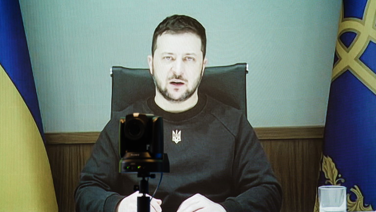 Зеленски: 400 дни война показаха на света героизма на Украйна