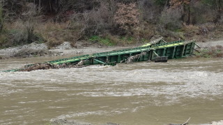 Придошлите води на р Струма отнесоха понтонния мост ползван при