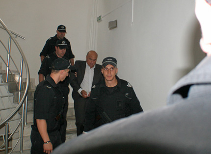 Данъчни връчиха акт на Кирил Рашков в ареста