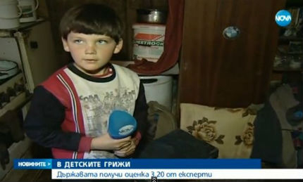 Баща отглежда 7-годишния си син в обор