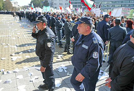 Провокатори викали "влизаме" пред парламента