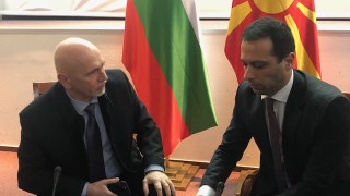 Работна група водена от министъра на транспорта Николай Събев кацна