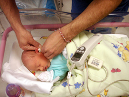 Безплатни прегледи на слуха на бебета в "Токуда"