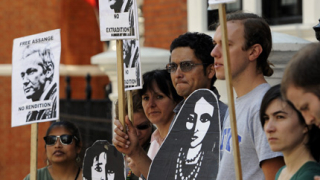 Асандж се крие в посолството на Еквадор в Лондон, иска убежище