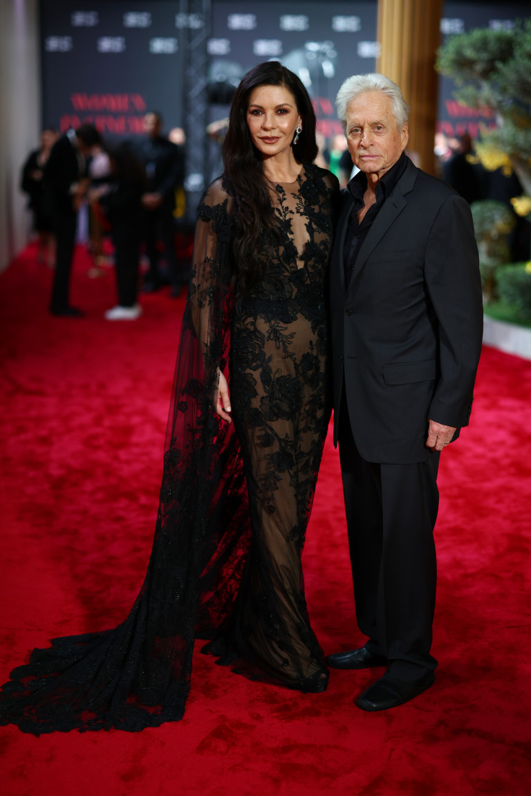 Със брачната половинка си Катрин Зита-Джоунс