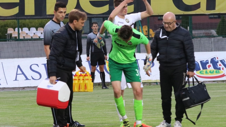 Вратарят на Славия аут и за началото на сезона?