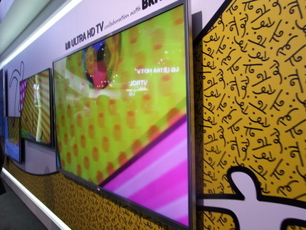 Първият в света CURVED OLED TV радва окото на щанда на LG в Берлин
