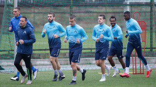 Четирима футболисти и двама служители на Левски са дали положителни