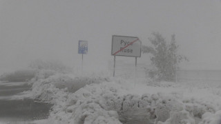 Тежка техника на противопожарната служба и верижна машина амфибия са