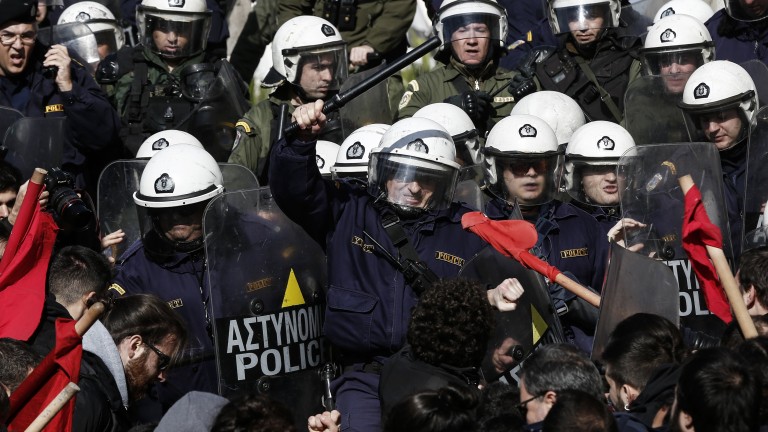 Гръцката полиция е използвала сълзотворен газ по протестиращи в Атина