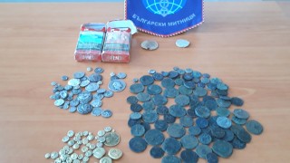 Митничари откриха старинни монети в кутии от цигари при проверка