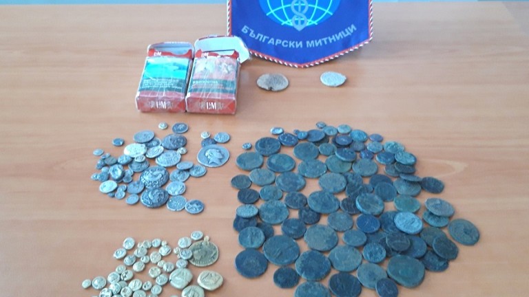 Откриха старинни монети в цигарени кутии на "Капитан Андреево"