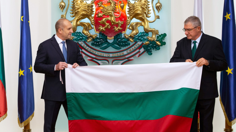 Президентът Румен Радев връчи националния флаг на проф. Христо Пимпирев,